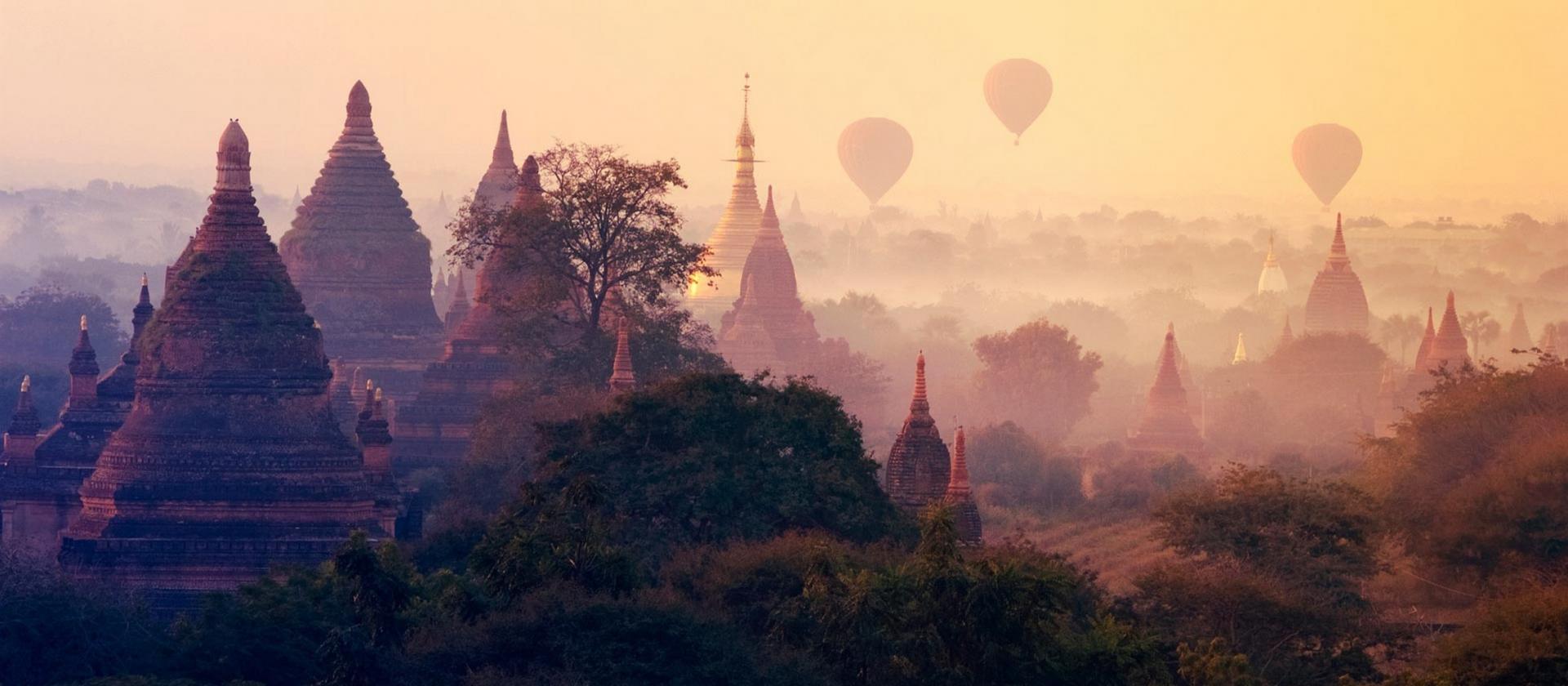 Malowniczy lot balonem nad kompleksem Bagan
